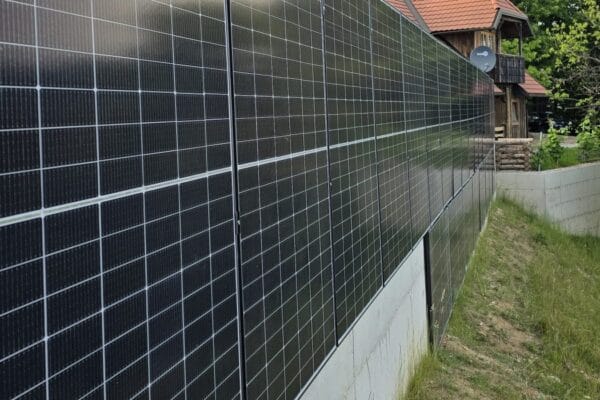 Solarna ograja na podpornem zidu